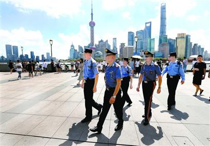 中意警员在上海外滩进行联合巡逻